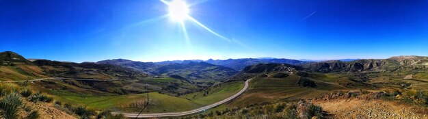 Foto vista panoramica delle montagne sul cielo blu in una giornata di sole