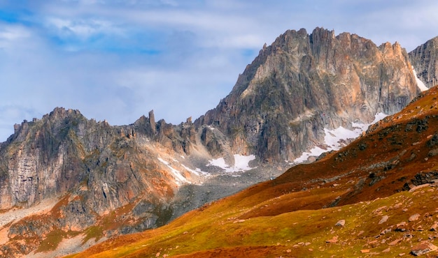 Панорамный вид на горы на границе Франции и Швейцарии осенью, Альпы со свежими зелеными горными пастбищами и заснеженными горными вершинами на заднем плане осенью