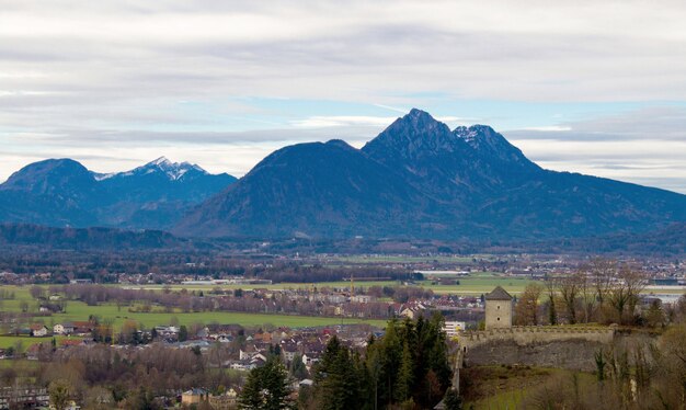 산과 city.Salzburg.Austria의 탁 트인 전망.