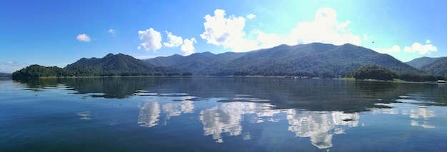 空に照らされた山と湖のパノラマ景色