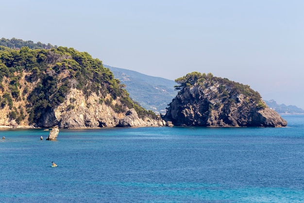에피루스 그리스의 화창한 여름날 리조트 타운 파르가(Parga) 근처의 산과 바다의 탁 트인 전망