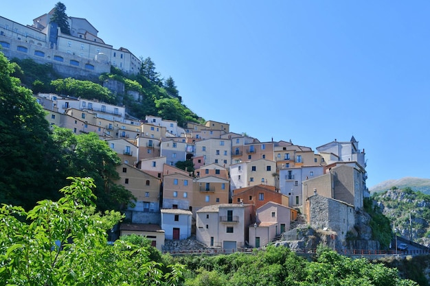 Photo panoramic view of muro lucano an old village in the mountains of basilicata region italy