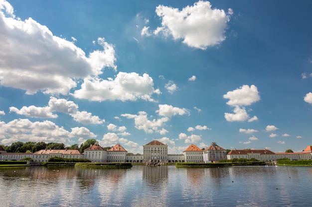 Foto vista panoramica del palazzo di nymphenburg in una giornata di sole a monaco di baviera in germania