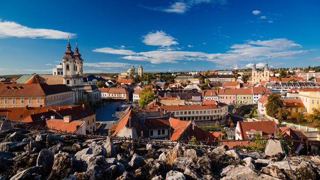 Фото Панорамный вид на эгер, венгрия, с красными крышами и голубым небом.