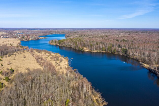 Фото Панорамный вид на озеро на фоне неба