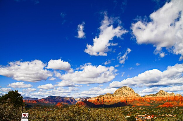 写真 青い空を背景にした風景のパノラマ