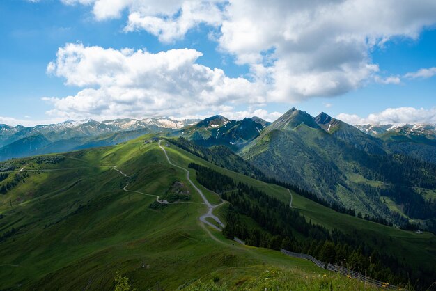 Фото Панорамный вид на пейзаж на фоне неба