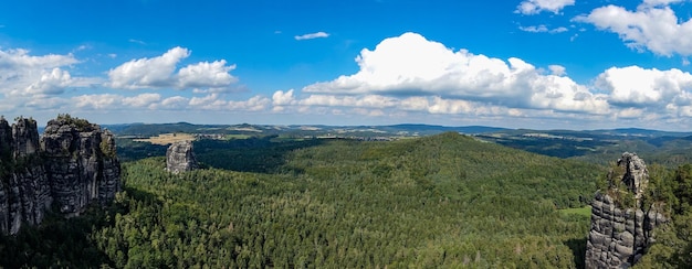 Фото Панорамный вид на пейзаж на фоне неба