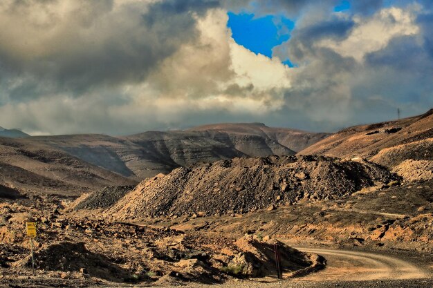 写真 天空を背景にした風景と山のパノラマ景色