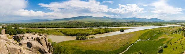 Фото Панорамный вид на пейзаж и реку на фоне неба