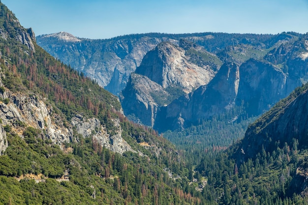 写真 青い空の背景にある山のパノラマ景色