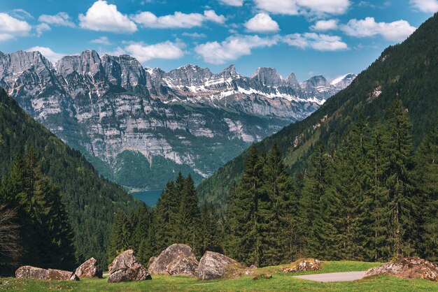 写真 空の背景にある山のパノラマ景色