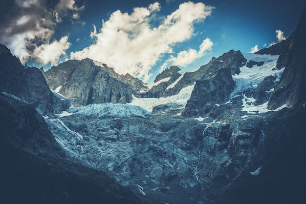 写真 空の背景にある山のパノラマ景色