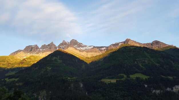 写真 空の背景にある山のパノラマ景色