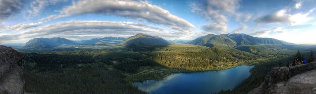 写真 空の背景にある山のパノラマ景色