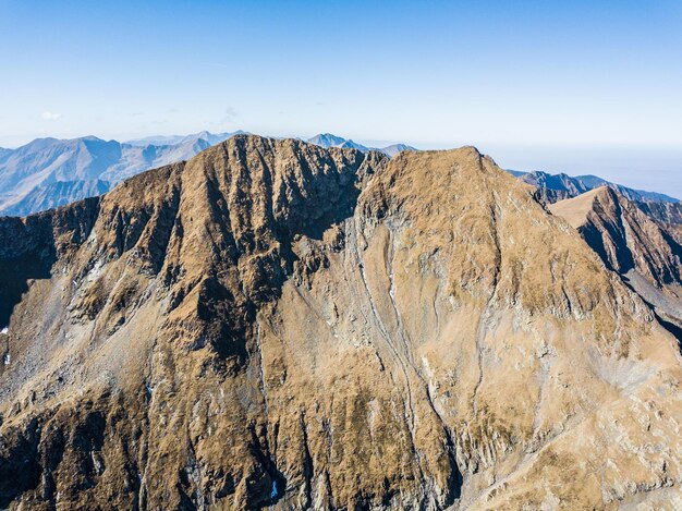 写真 空の背景にある岩石の山のパノラマ景色