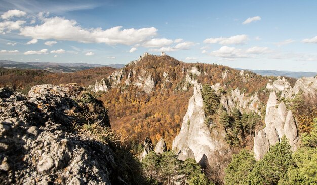 写真 空の背景にある岩石の山のパノラマ景色