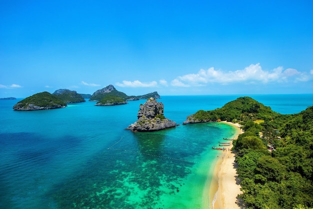 写真 青い空を背景に海のパノラマ景色