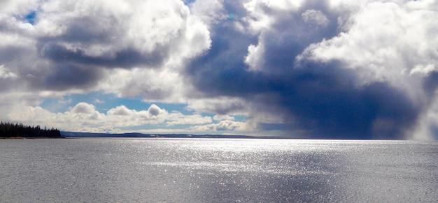 写真 空と対照的に海のパノラマ景色