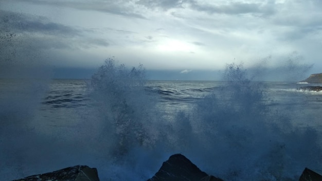 Фото Панорамный вид на море на фоне неба