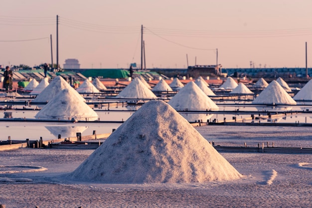 写真 空に照らされた雪に覆われた風景のパノラマ景色