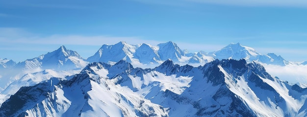 Фото Панорамный вид на заснеженные горные вершины