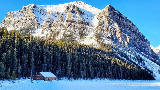 写真 空を背景に雪に覆われた山のパノラマ景色