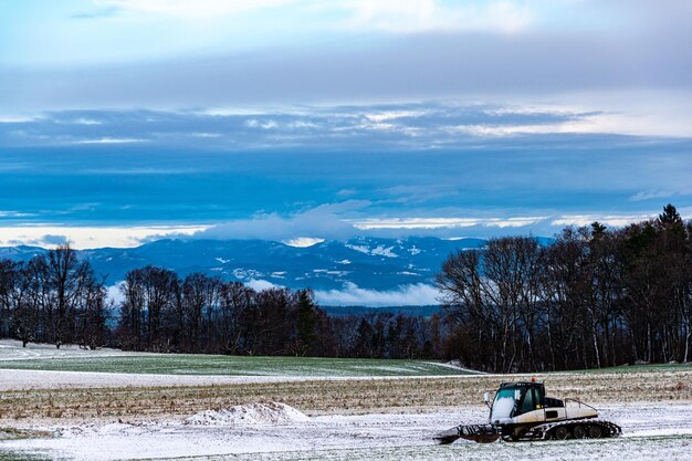 写真 空を背景に雪に覆われた山のパノラマ景色