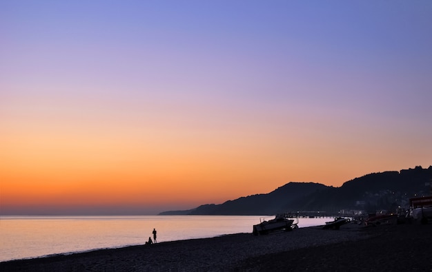 写真 夕焼け空と海岸のパノラマビュー