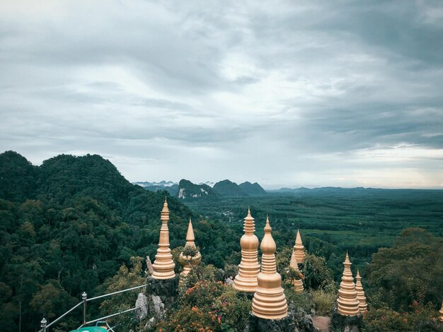 写真 雲の空に照らされた寺院のパノラマビュー