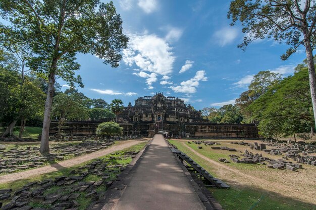 写真 空に照らされた寺院のパノラマビュー