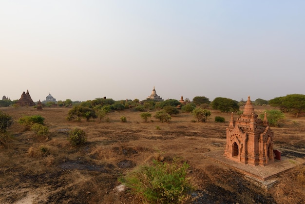 写真 天空に照らされた建物上の寺院のパノラマ景色