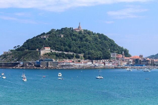 写真 夏の日サンセバスティアン市のパノラマ景色スペイン