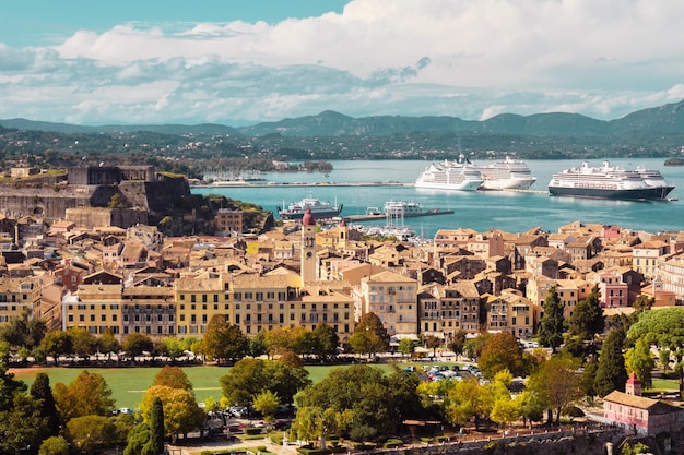 写真 ギリシャ・コルフ島の港と船と海と街のパノラマ景色