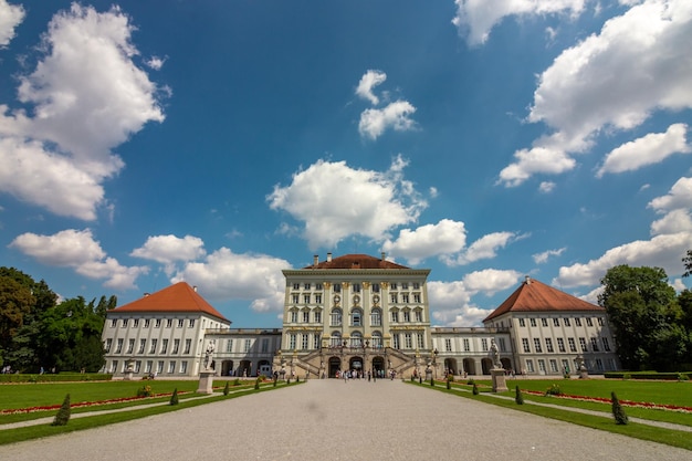 사진 독일 뮌헨(munich germany)의 화창한 날 님펜부르크 궁전(nymphenburg palace)의 탁 트인 전망