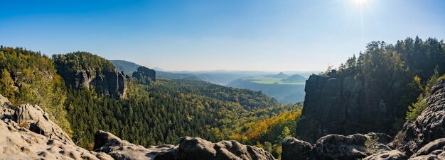 Фото Панорамный вид на деревья и горы на фоне неба