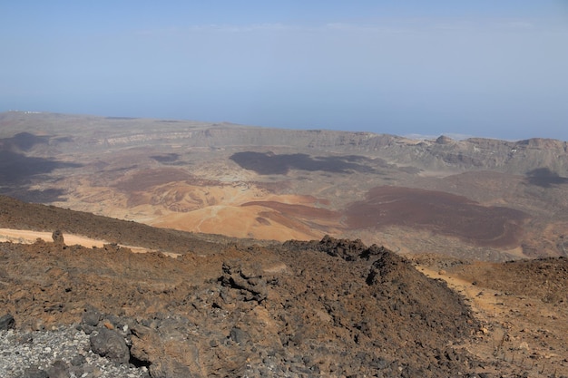 写真 テイデ テネリフェ山の頂上から海の前に広がる火山の風景のパノラマ ビュー