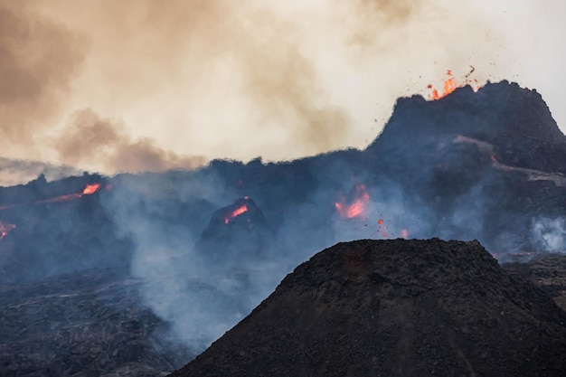 写真 空の背景にある火山のパノラマ景色