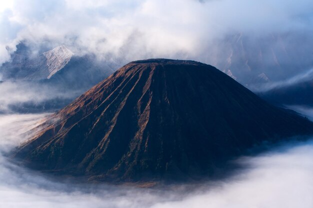 写真 空に照らされた火山のパノラマ景色