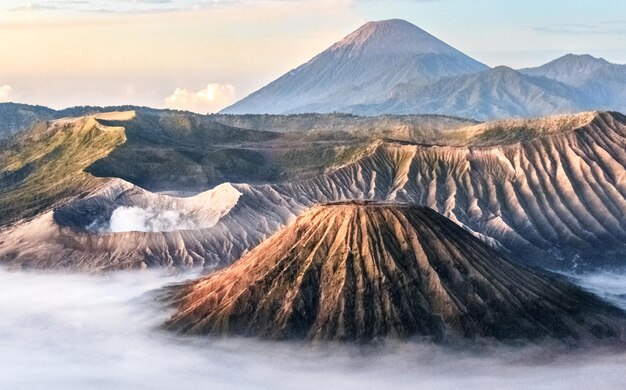 写真 空の背景にある火山のパノラマ景色