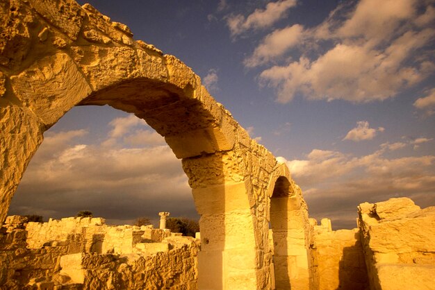 Photo panoramic view of old ruins against cloudy sky