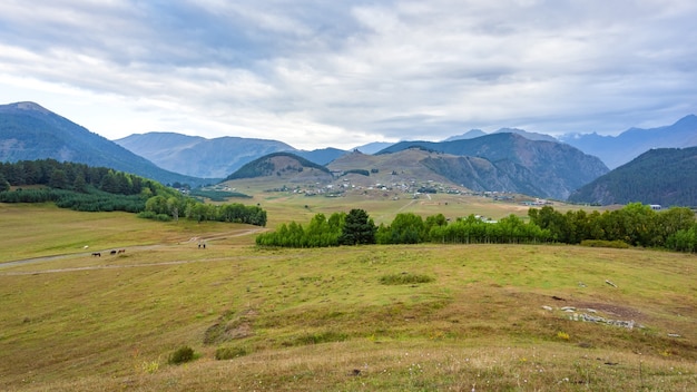 Tusheti 자연 보호 구역에 있는 Omalo 산 마을의 탁 트인 전망. 그루지야