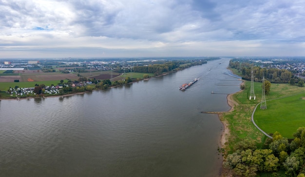 Фото Панорамный вид на речных лодках на рейне воздушная фотография с помощью дрона