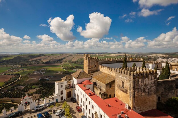 스페인 카디스 지방의 아르코스 데 라 프론테라 백색 도시에 있는 플라자 데 카빌도에 있는 파라도르 요새의 탁 트인 전망