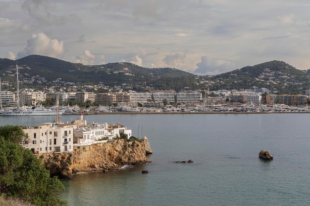 Photo panoramic view of part of the port of the island of ibiza