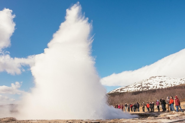 Photo panoramic view of people by geyser