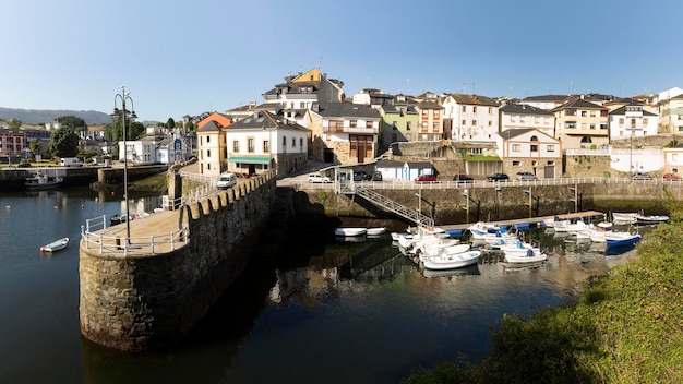 나비아 아스투리아스 스페인(Navia Asturias Spain)에 있는 그림 같은 해안 마을 푸에르토 데 베가(Puerto de Vega)의 탁 트인 전망