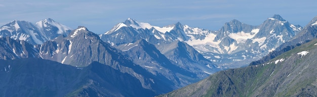 Панорамный вид на живописные горы, скалистые вершины, ледники.
