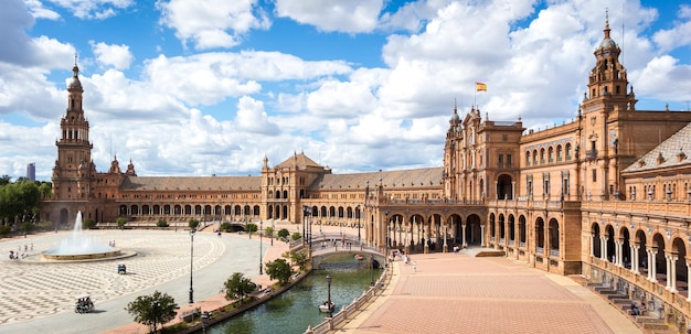 스페인 세비야의 에스파냐 광장(Plaza de Espana)의 탁 트인 전망. 세계에서 가장 아름다운 기념물 중 하나이자 안달루시아 지역주의의 가장 좋은 건물 중 하나입니다.