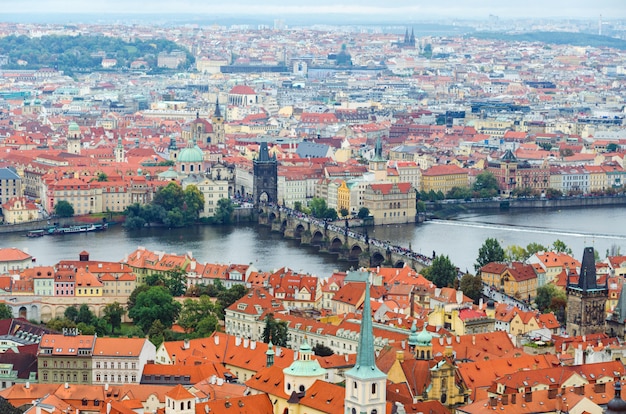 Панорамный вид на Прагу и Влтаву летом, Чешская Республика, Европа